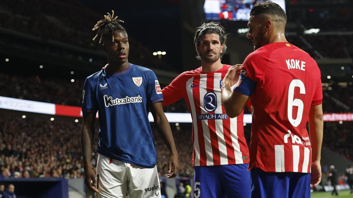 Nico Williams, con los atléticos De Paul y Koke, tras escuchar los supuestos cánticos racistas. / MARISCAL