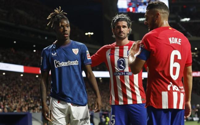Nico Williams, con los atléticos De Paul y Koke, tras escuchar los supuestos cánticos racistas. / MARISCAL