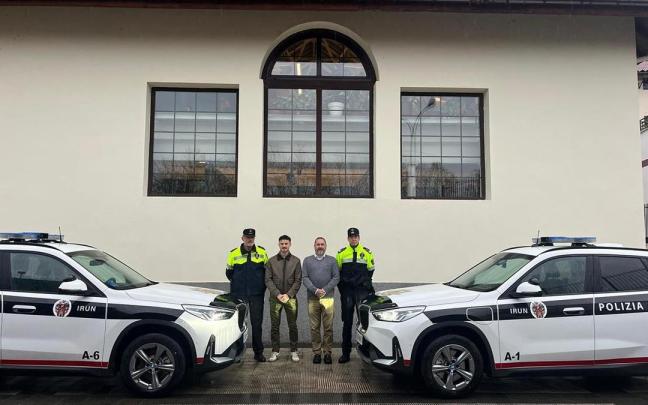 Sergio Javier e Iñigo Berges junto a representantes de la Policía Local y con los dos nuevos vehículos.