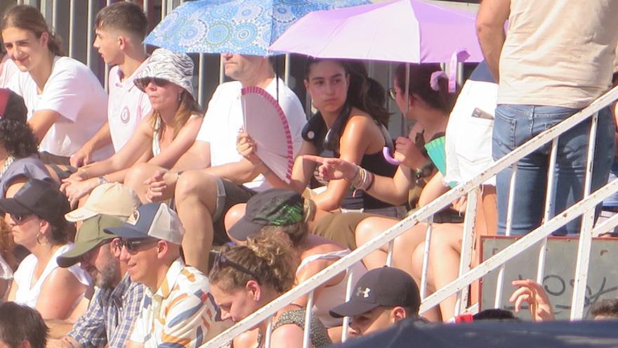 Los espectadores de la plaza de toros, protegiéndose del sol con paraguas.