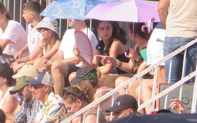 Los espectadores de la plaza de toros, protegiéndose del sol con paraguas. / Asier Zaldua Los espectadores de la plaza de toros, protegiéndose del sol con paraguas.