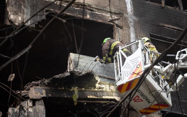 Un bombero realiza labores de rescate en un edificio.
