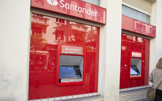 Cajeros de una oficina del Banco Santander. / EP Cajeros de una oficina del Banco Santander.