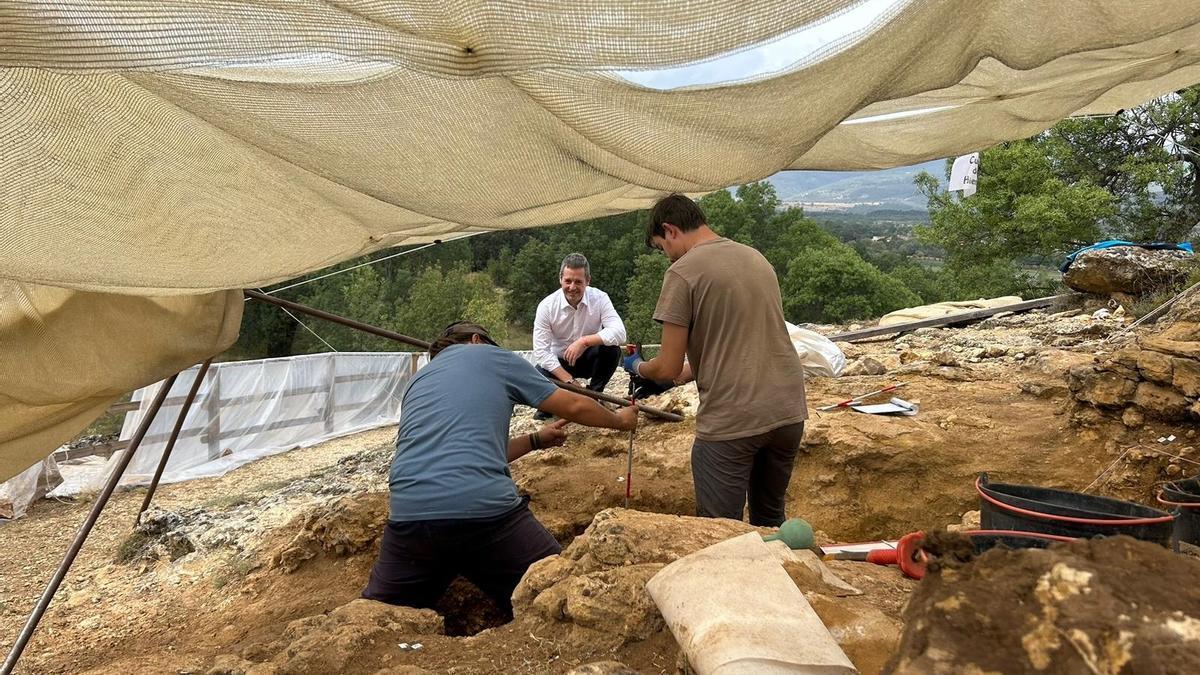 Al fondo, el consejero de Cultura, Turismo y Deporte, Mariano de Paco, observa los trabajos de exvacación en el Valle de los Neandertales de Pinilla del Valle