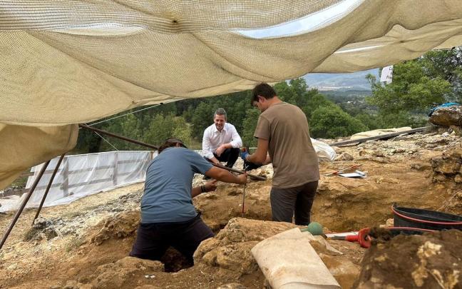 Al fondo, el consejero de Cultura, Turismo y Deporte, Mariano de Paco, observa los trabajos de exvacación en el Valle de los Neandertales de Pinilla del Valle Al fondo, el consejero de Cultura, Turismo y Deporte, Mariano de Paco, observa los trabajos de exvacación en el Valle de los Neandertales de Pinilla del Valle