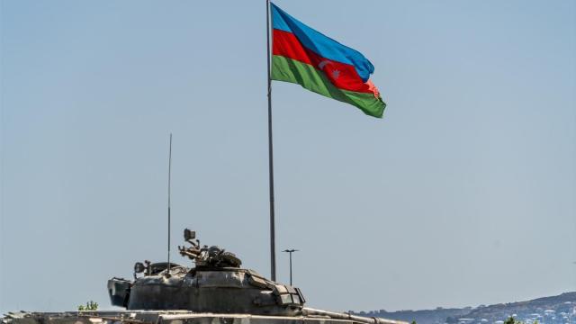 Imagen de archivo de la bandera de Azerbaiyán sobre un tanque armenio capturado en Nagorno Karabaj. Imagen de archivo de la bandera de Azerbaiyán sobre un tanque armenio capturado en Nagorno Karabaj.