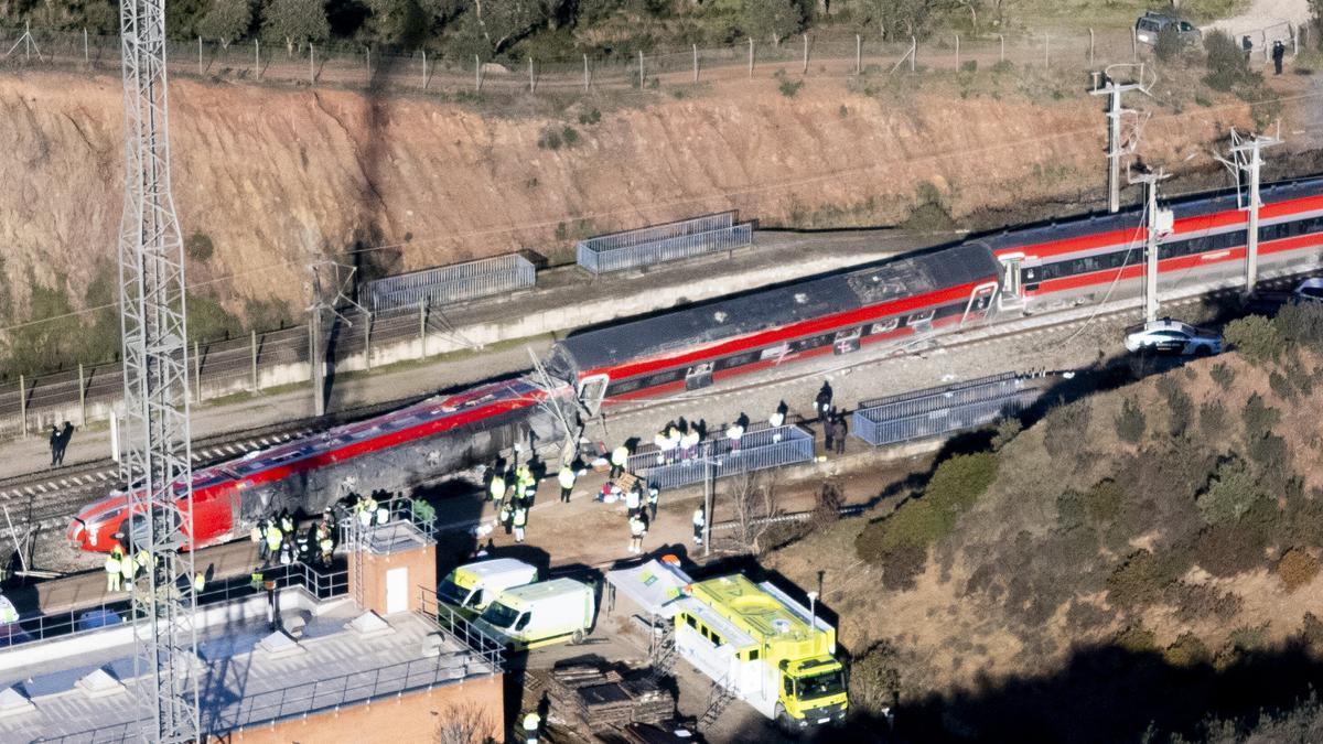 Vista aérea este lunes de los trenes accidentados cerca de Adamuz (Córdoba).
