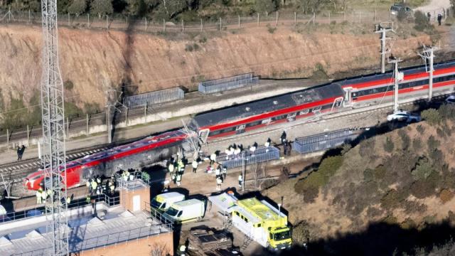Vista aérea este lunes de los trenes accidentados cerca de Adamuz (Córdoba).
