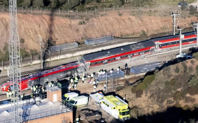 Vista aérea este lunes de los trenes accidentados cerca de Adamuz (Córdoba).