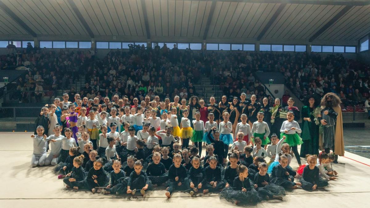 Las gimnastas del Aloña en una foto de familia tras una exhibición.