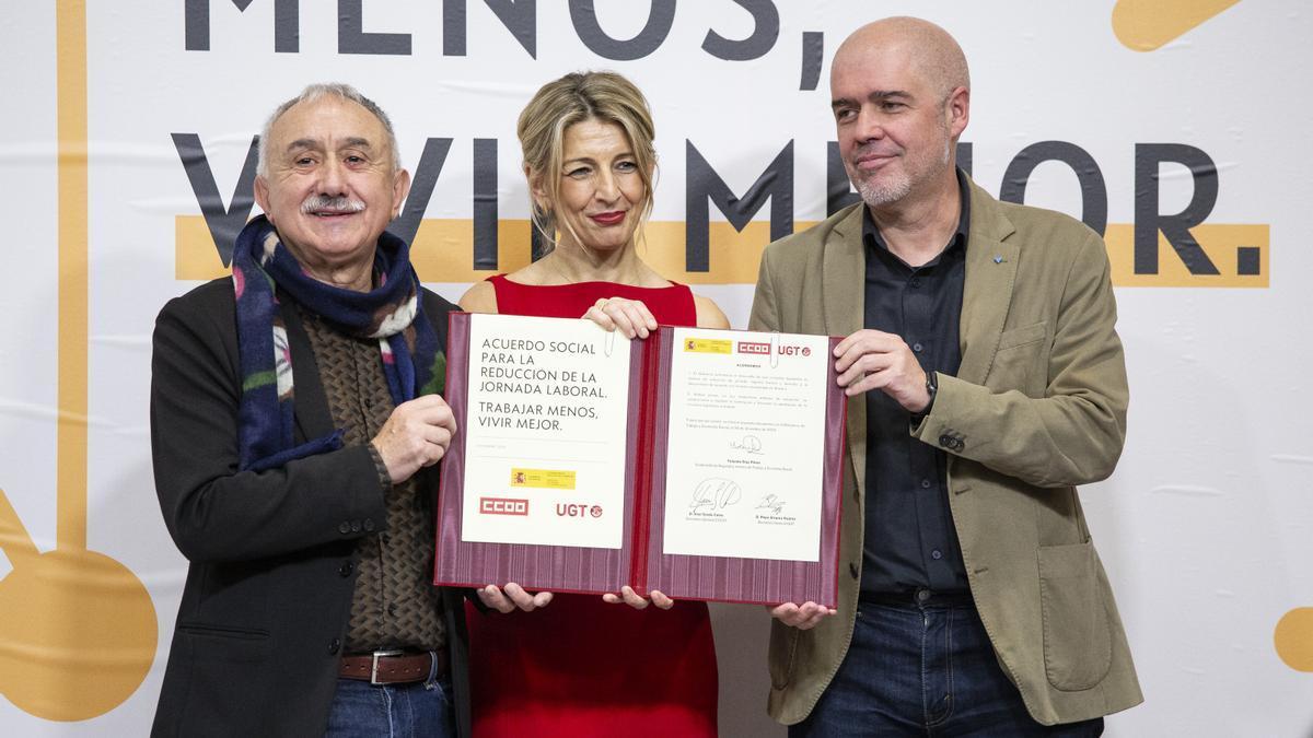 Yolanda Díaz presenta el acuerdo para la reducción de jornada con Álvarez (UGT) y Sordo (CCOO)