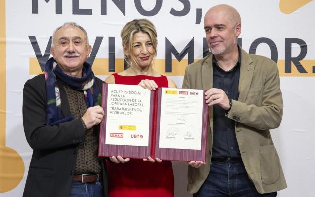Yolanda Díaz presenta el acuerdo para la reducción de jornada con Álvarez (UGT) y Sordo (CCOO)