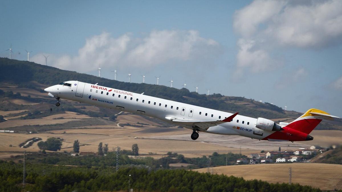 Un avión despega desde el aeropuerto de Noáin. Foto: Patxi Cascante