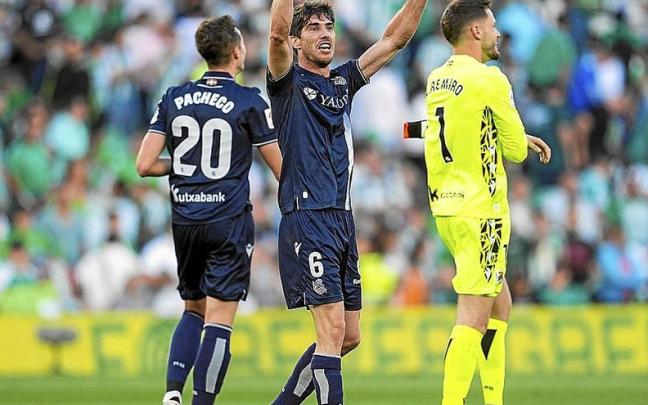 Aritz Elustondo, junto a Pacheco y Remiro, se dirige a algún conocido de la grada del Villamarín tras ganar en el partido del domingo al Betis