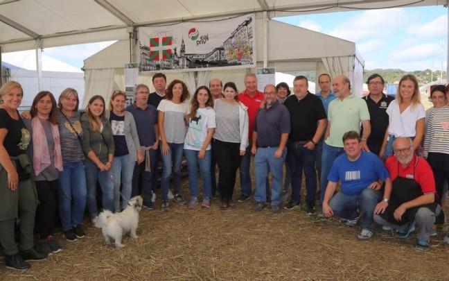La gasteiztarra, junto a otros alderdikides y dirigentes jeltzales, en el montaje de la txosna de la capital alavesa.
