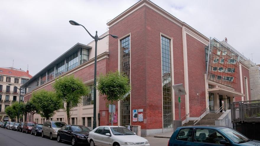 Exterior del edificio del Ensanche bajo el que 'reside' el aparcamiento.