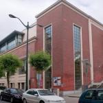 Exterior del edificio del Ensanche bajo el que 'reside' el aparcamiento.