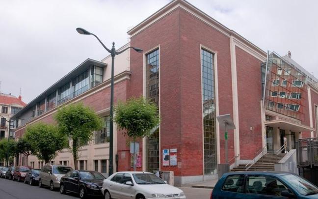Exterior del edificio del Ensanche bajo el que 'reside' el aparcamiento.