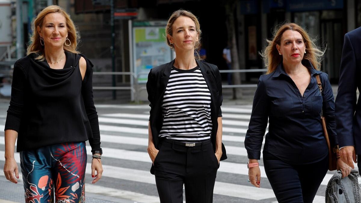 La diputada Ana Beltrán (i), junto con Cayetana Álvarez de Toledo (c) y Amelia Salanueva, número 2 del PP de Navarra, durante una visita a Pamplona