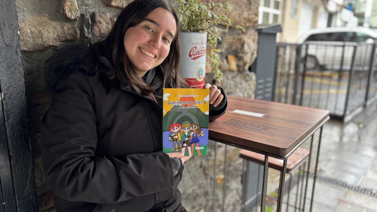 La joven Alicia Alonso posa con su segundo libro publicado, ‘Guardianes de Eilën: la marca de Elõrien’.
