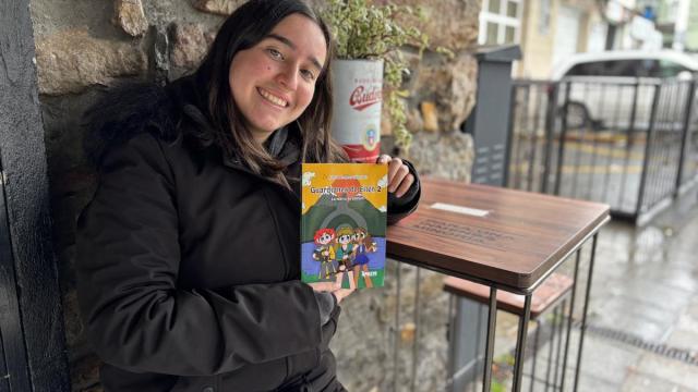 La joven Alicia Alonso posa con su segundo libro publicado, ‘Guardianes de Eilën: la marca de Elõrien’.