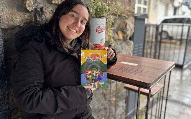 La joven Alicia Alonso posa con su segundo libro publicado, ‘Guardianes de Eilën: la marca de Elõrien’.