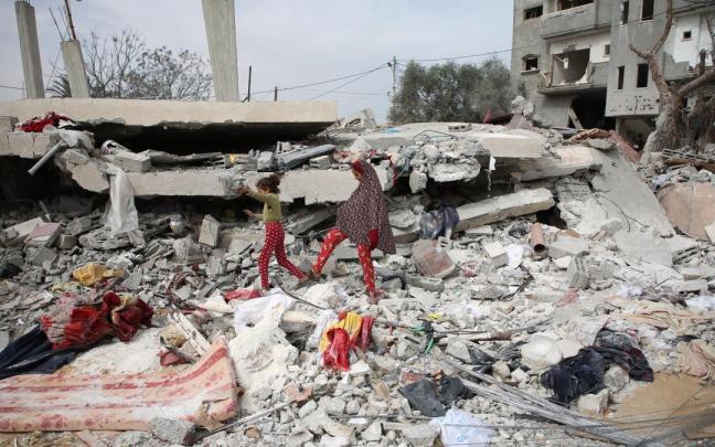 Dos niñas palestinas andan sobre los escombros de un edificio en Rafah. / EP Dos niñas palestinas andan sobre los escombros de un edificio en Rafah.