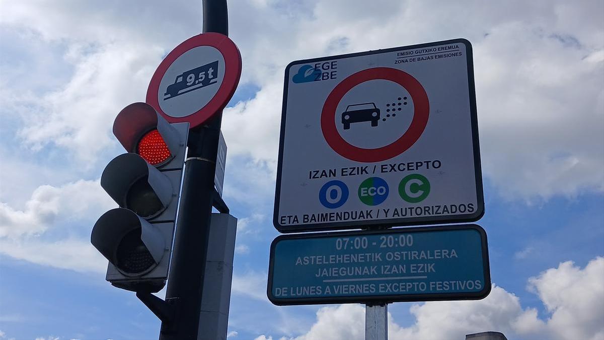 Un cartel de entrada a la Zona de Bajas Emisiones de Bilbao.