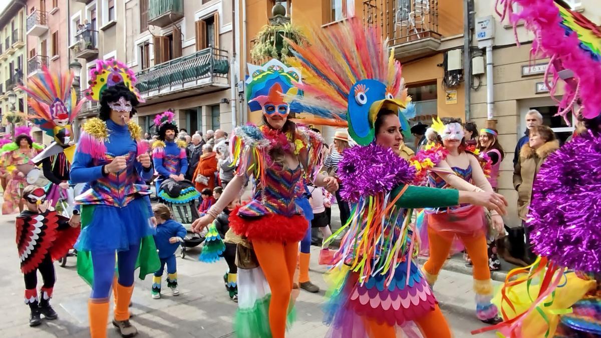 Un momento del colorido desfile del domingo de Carnaval.