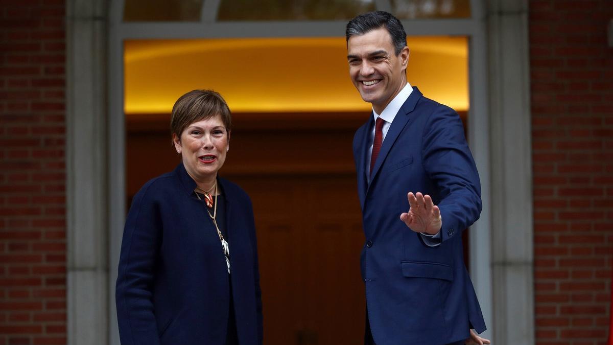 El presidente del Gobierno, Pedro Sánchez, en noviembre de 2018 recibiendo en La Moncloa a la entonces presidenta de Navarra, Uxue Barkos.