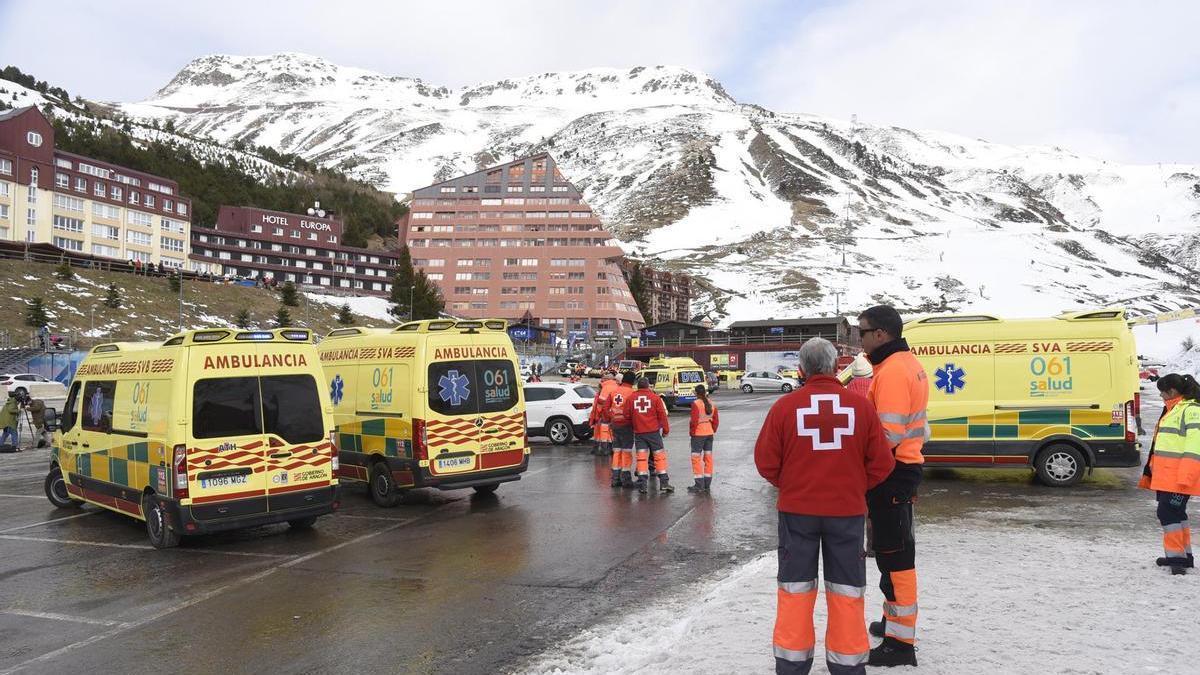 Los servicios de emergencia en la estación de esquí de Astún.