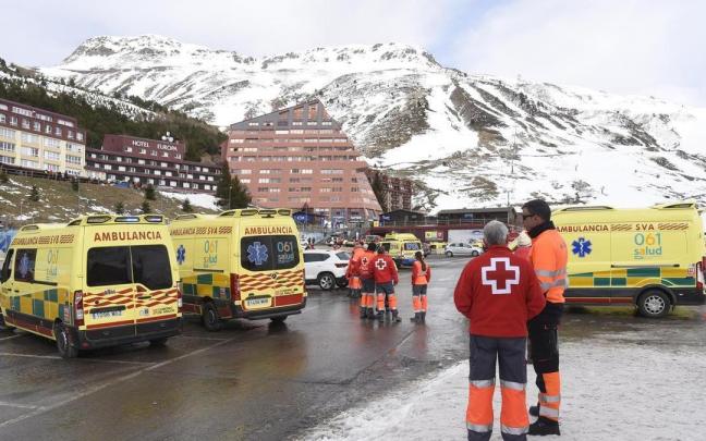 Los servicios de emergencia en la estación de esquí de Astún.