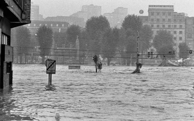 El quiosco de El Arenal, anegado por el agua, fotografiado desde la calle Villarías, que tampoco se libró de su ímpetu en aquel luctuoso agosto de 1983 en el que el cielo se rompió en Bizkaia y desacargó 789.260 metros cúbico El quiosco de El Arenal, anegado por el agua, fotografiado desde la calle Villarías, que tampoco se libró de su ímpetu en aquel luctuoso agosto de 1983 en el que el cielo se rompió en Bizkaia y desacargó 789.260 metros cúbico