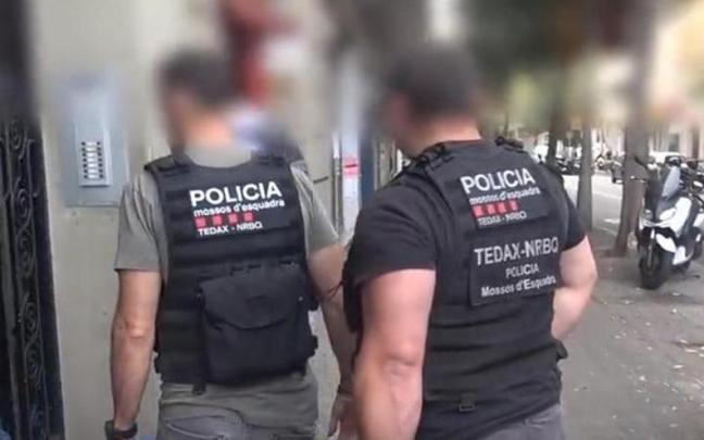 Dos agentes del grupo Tedax de los Mossos que han participado en la operación.