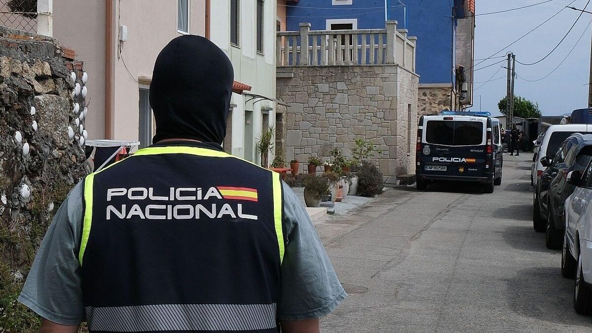 Un agente de la Policía Nacional durante la operación desarrollada en A Pobra do Caramiñal contra el clan de los Fanchos.
