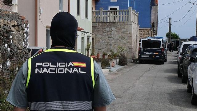 Un agente de la Policía Nacional durante la operación desarrollada en A Pobra do Caramiñal contra el clan de los Fanchos.