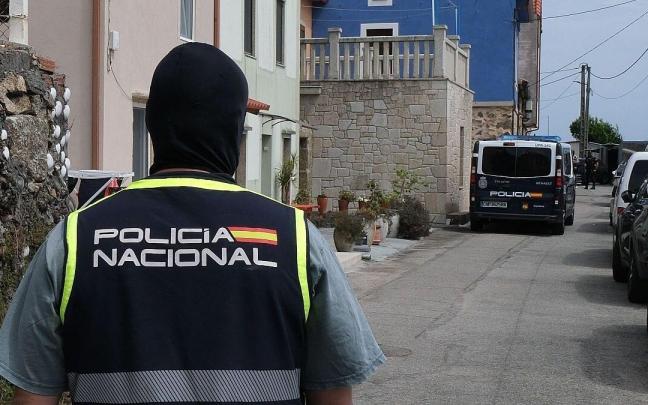 Un agente de la Policía Nacional durante la operación desarrollada en A Pobra do Caramiñal contra el clan de los Fanchos.