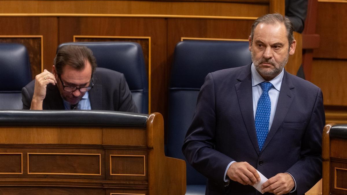 El actual ministro de Transportes, Óscar Puente, y el diputado José Luis Ábalos, extitular de la misma cartera, en el Congreso.