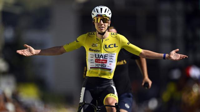 Tadej Pogacar celebra su victoria en Alpe d’Huez en el último Tour de Francia.