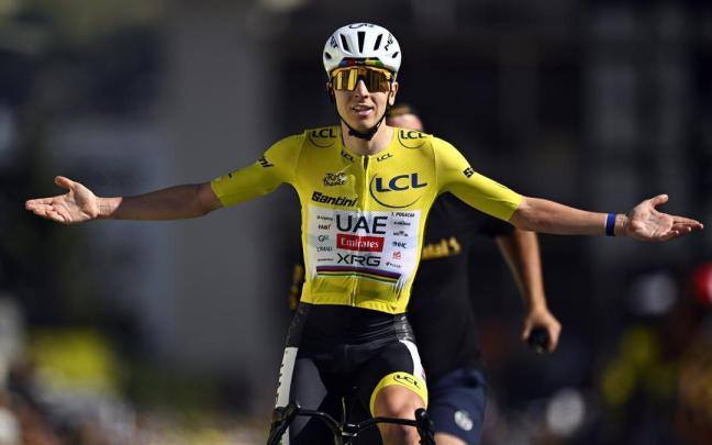 Tadej Pogacar celebra su victoria en Alpe d’Huez en el último Tour de Francia.