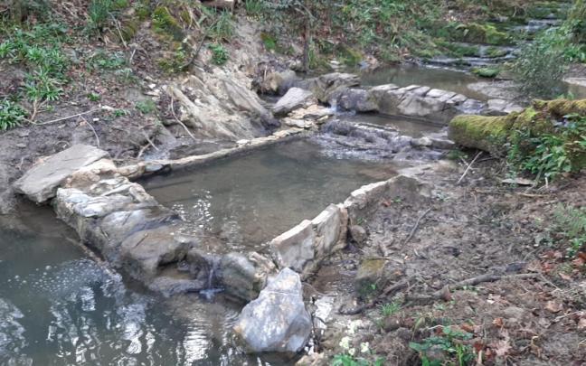 Lavadero del bosque de Miramon, con nuevas piedras que delimitan las dos pilas que lo componen. Lavadero del bosque de Miramon, con nuevas piedras que delimitan las dos pilas que lo componen.