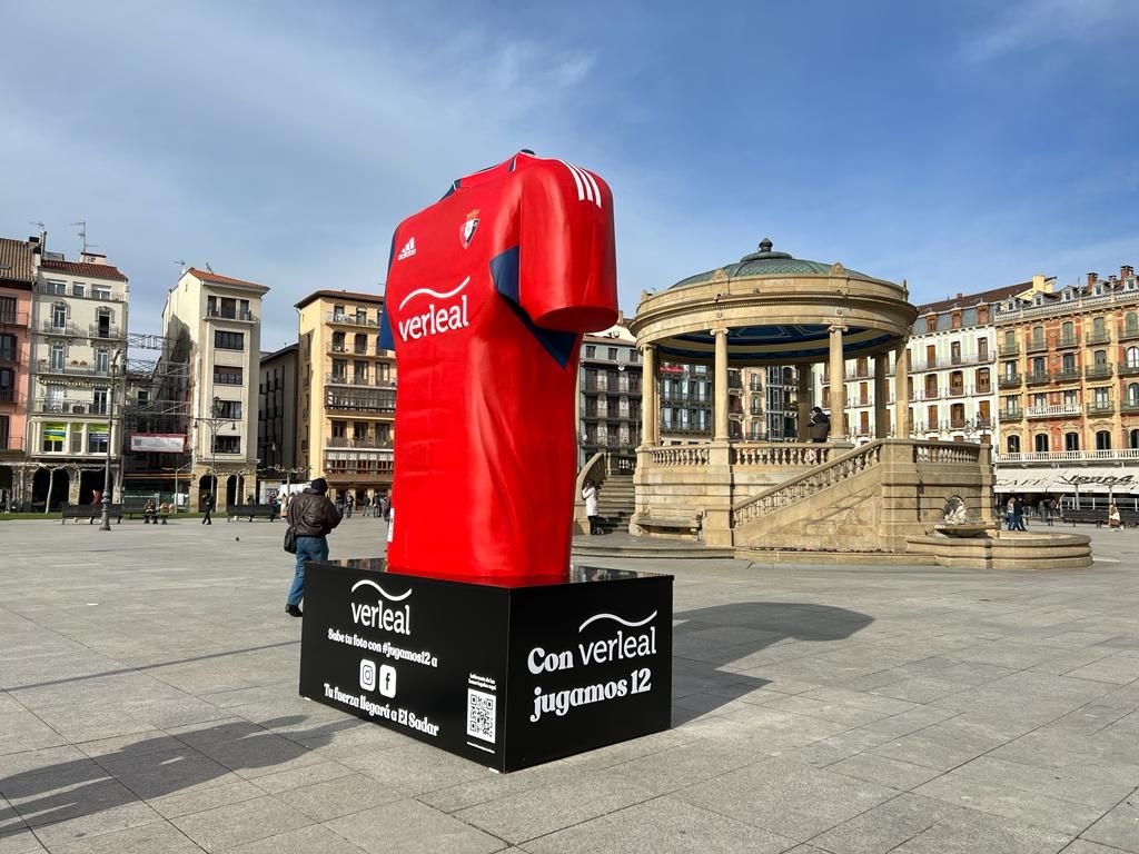 Imagen de la camiseta en la plaza del Castillo
