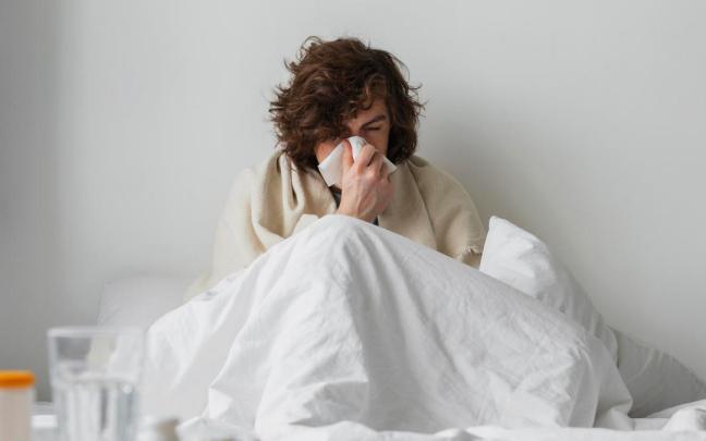 Un joven, enfermo en la cama.