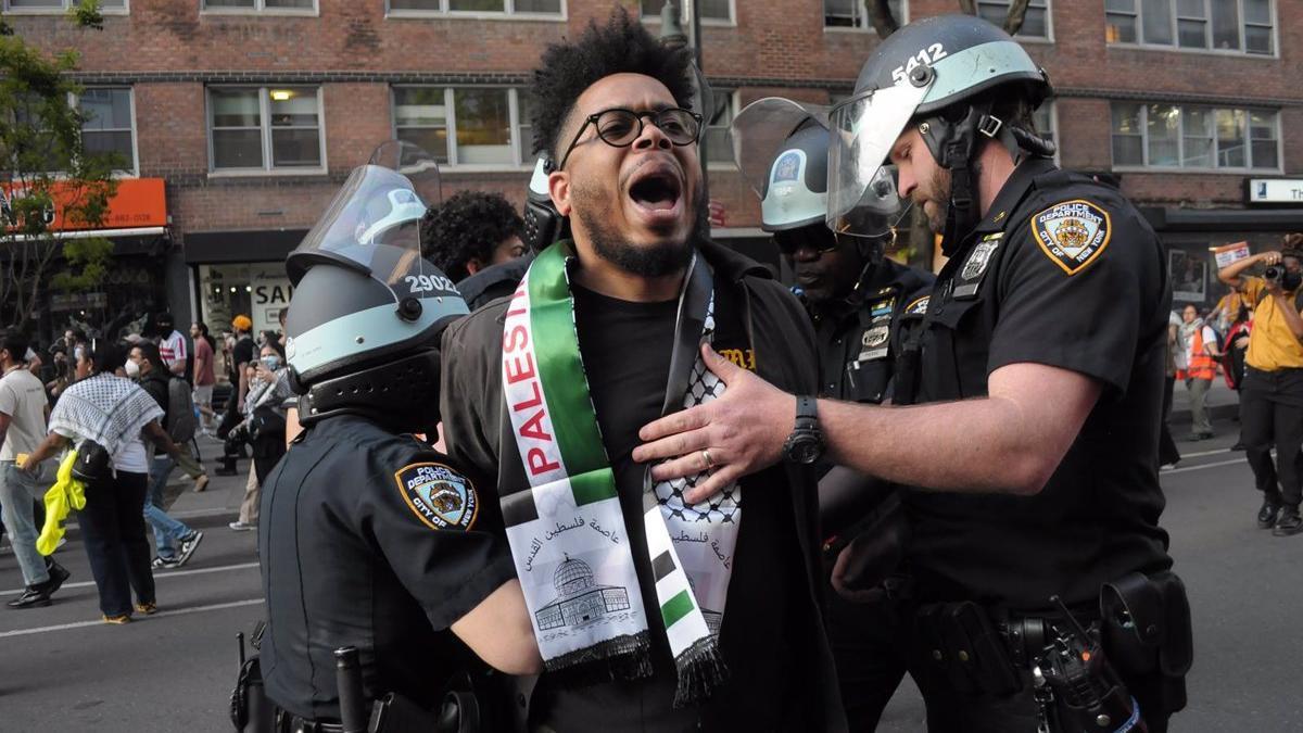 Un manifestante propalestino es detenido en Nueva York, EE.UU.