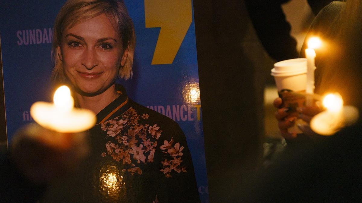 Acto en recuerdo a la directora de fotografía Halyna Hutchins.