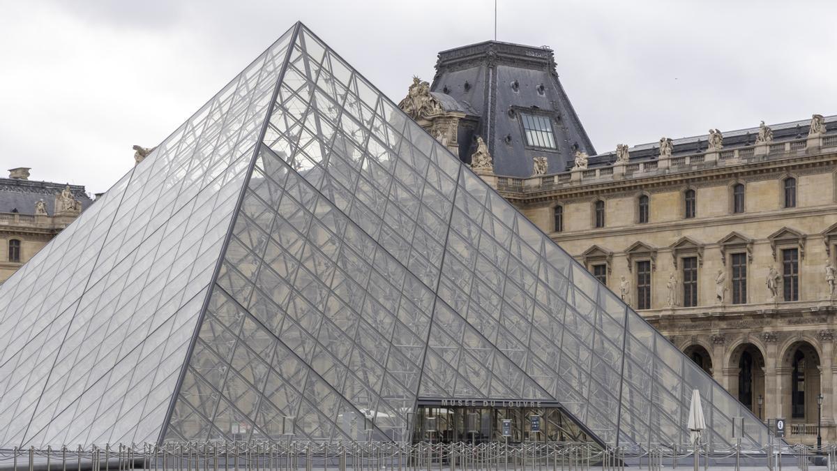 Entrada al museo del Louvre de París.