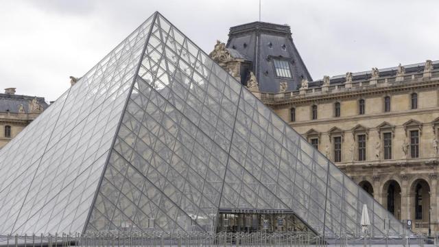Entrada al museo del Louvre de París.