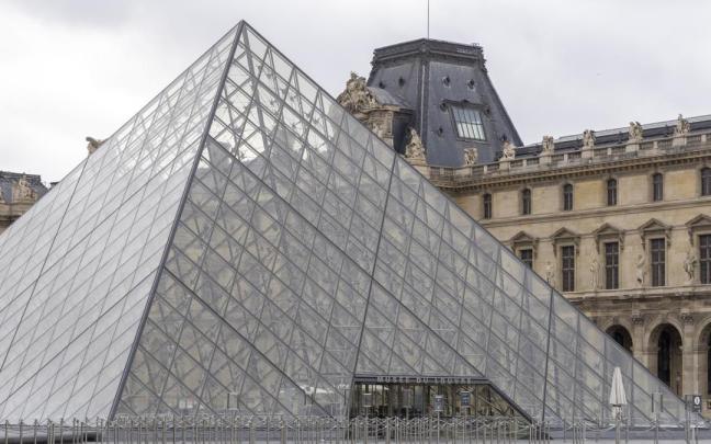 Entrada al museo del Louvre de París.