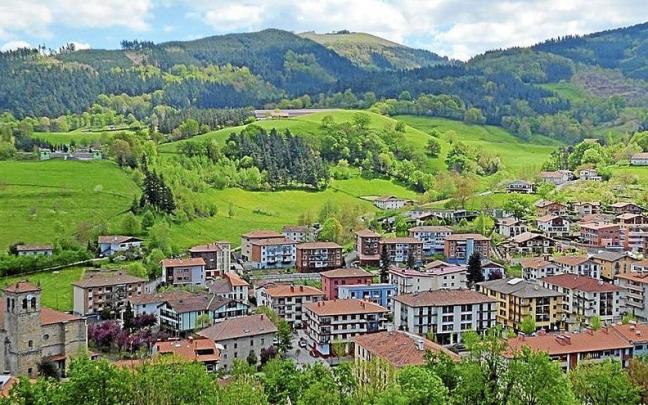 Idiazabalgo herria mendiz eta basoz inguratuta. | ARGAZKIA: N.G.