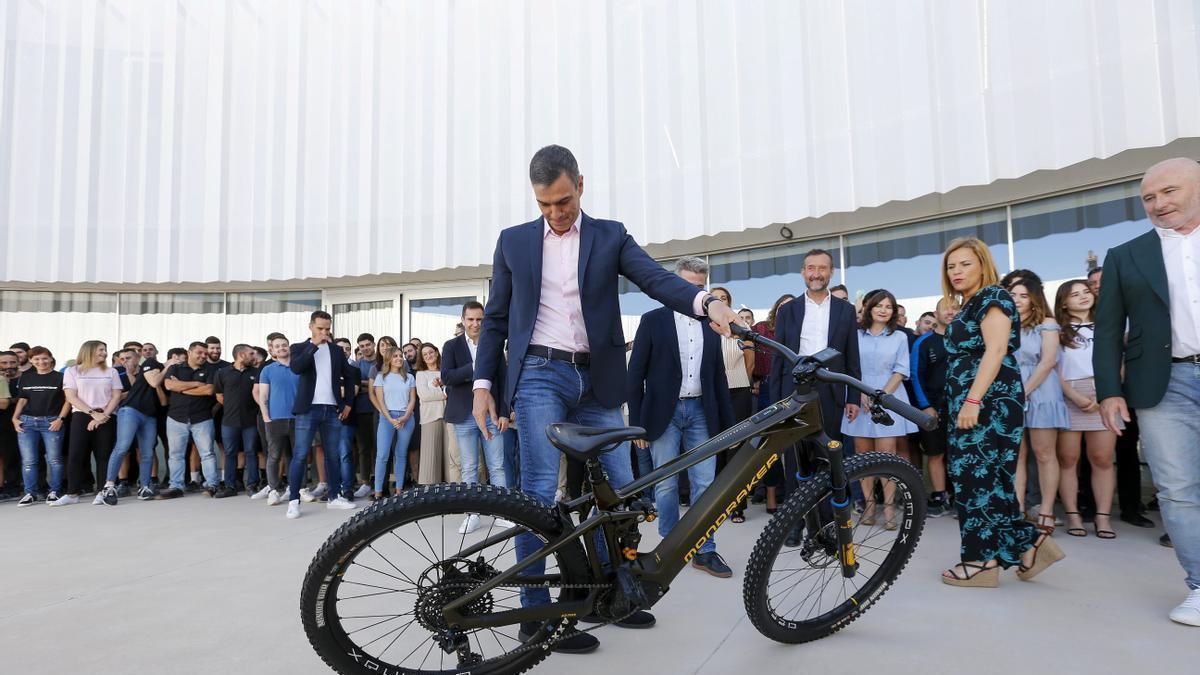 Pedro Sánchez durante una visita a la fábrica de bicicletas de montaña este mismo viernes.